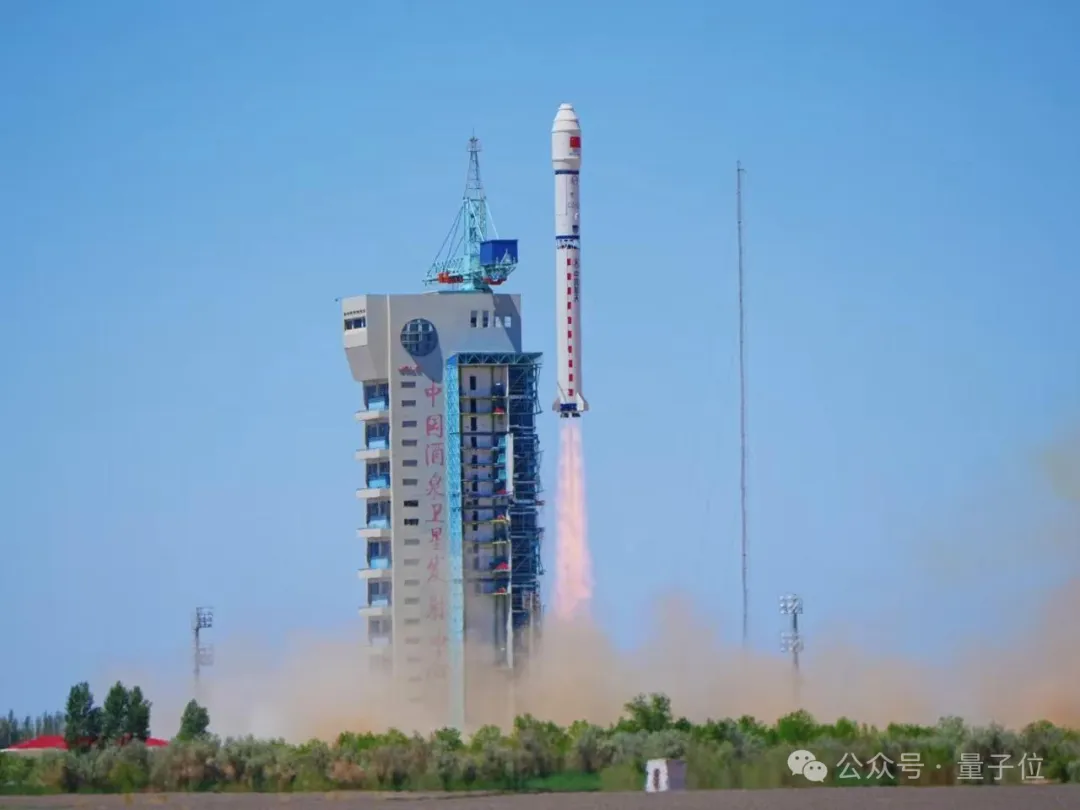 中国团队引领太空算力：首次太空在轨部署通用大模型，发2800颗卫星服务数亿硅基智能体