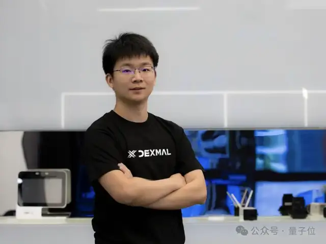 对话原力灵机周而进：模型2.4B就够用，关键是“具身原生”；能闭环才是最高效方法