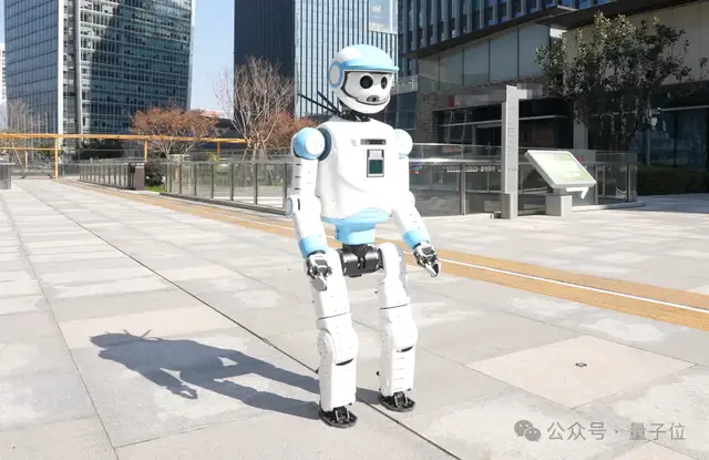 人形机器人放无人机，还能上天入海！有点过于赛博了吧