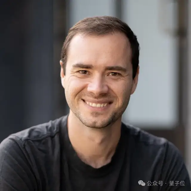 英伟达首台DGX GB300，老黄亲自登门送给他