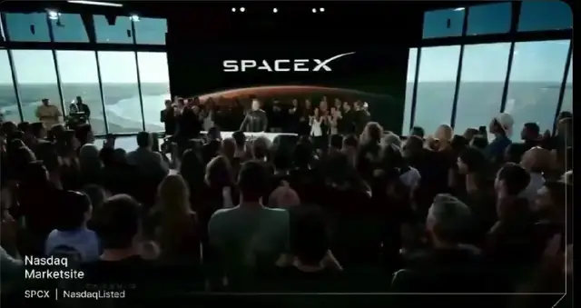 马斯克远程敲钟穿了老黄的皮衣!SpaceX员工集体穿上绿鞋