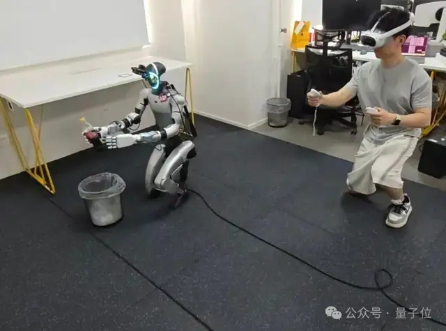 不做硅谷follower:几个读博的年轻人,押注双足人形的一体化大脑
